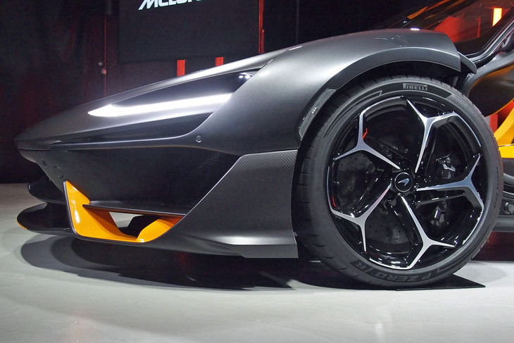 ホイールはフロントが19インチ、リアが20インチのマグネシウム製で、フロントに265/35R19、リアに335/30R20サイズのピレリ製タイヤを組み合わせる。