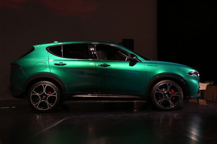 アルファ・ロメオ・トナーレ（サイドビュー）