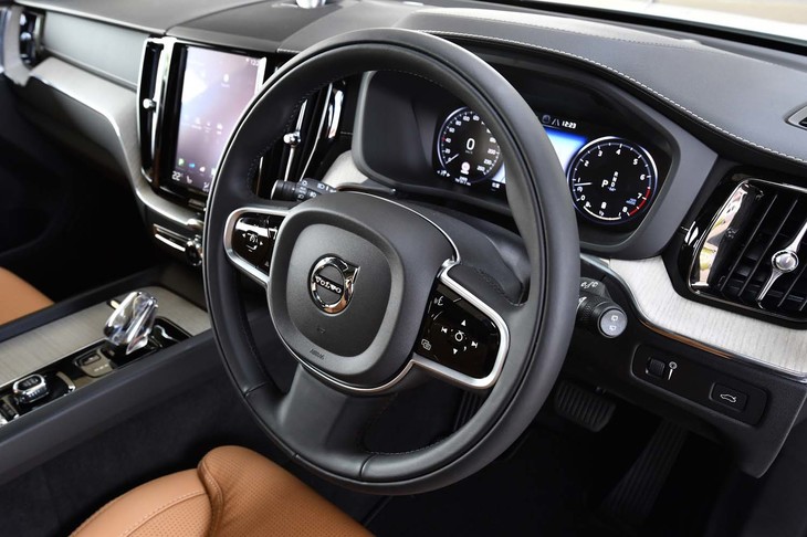 ステアリングホイールのスポーク部には、運転支援システムやオーディオ等の操作スイッチが並ぶ。