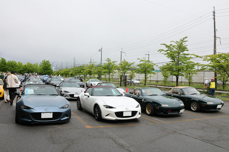 プリンススキー場に隣接する第2駐車場も、瞬く間に「ロードスター」に埋め尽くされていく。1989年登場の初代「NA」型と、2015年登場の現行「ND」型には、実に26年もの時間差があるが、それでも同一車種とわかるのは、コンセプトにブレがない証拠ともいえるだろう。