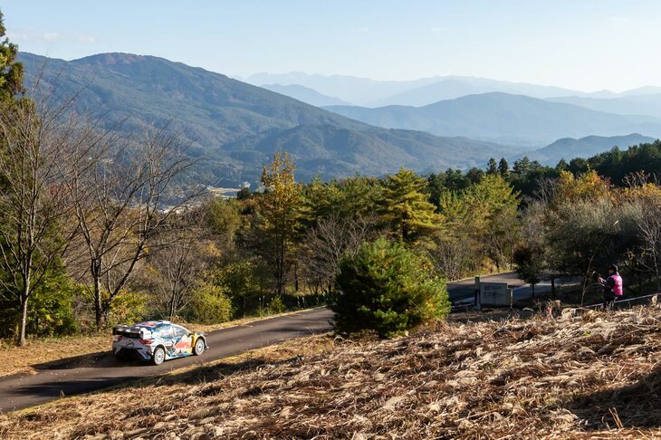 2024年11月21日～24日に開催された「FORUM8 ラリージャパン」。一般車両がSSのコースに進入したり（2022年）、観客を退避させるゼロカーがステージ内で停車したり（2023年）と、2年連続で重大トラブルが発生していたラリージャパンが、2024年もコースへの一般車両の侵入を許すというトラブルが発生。主催者は15万ユーロ（約2400万円）の罰金を科せられることになった。