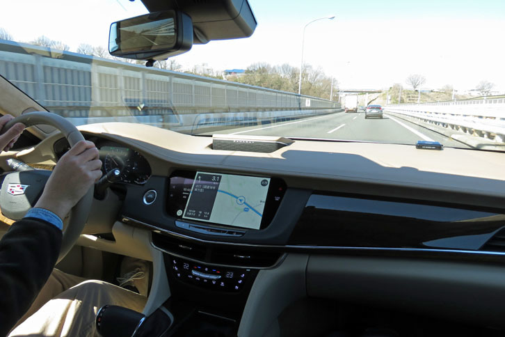 レーダー、カメラ、超音波センサーを駆使した豊富な先進安全装備を搭載するのも「CT6プラチナム」の自慢のひとつ。全車速追従機能を備えた「アダプティブクルーズコントロール」や「エマージェンシーブレーキシステム」、前方の衝突の可能性をあらかじめ知らせる「フォワードコリジョンアラート」などを標準装備する。