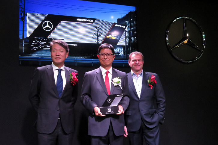 発表会にはメルセデス・ベンツ日本の上野金太郎社長（写真向かって左）やシュテルン世田谷の坂東徹行社長（同中央）に加え、ドイツからメルセデスAMG最高経営責任者のトビアス・ムアース氏（同右）も駆けつけた。