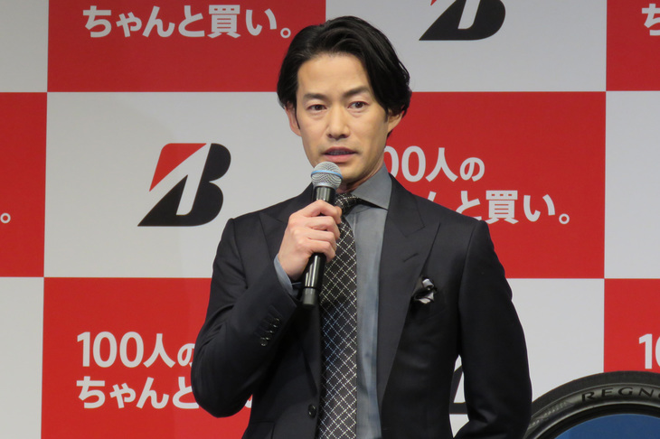 俳優の竹野内豊さん。CMの撮影では「たくさんのタイヤが並べられたスタジオの不思議な雰囲気が印象的だった」とのこと。撮影の合間には、ブリヂストンの関係者から各製品の特徴や開発のこだわりなど、普段は聞けないような話を聞くことができ、有意義に過ごせたという。