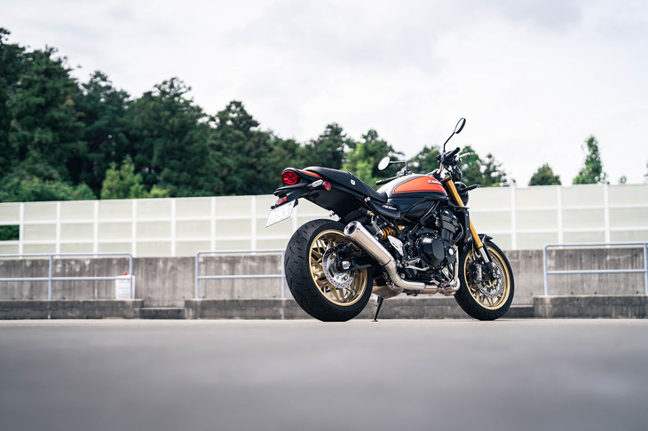 大型4発としての“凄み”はそのままに、ネイキッドスポーツとしてのパフォーマンスを大幅に高めてきた「Z900RS」。「ホンダCB1000F」というライバルの登場に際しても、迎撃態勢は十分といったところだろう。