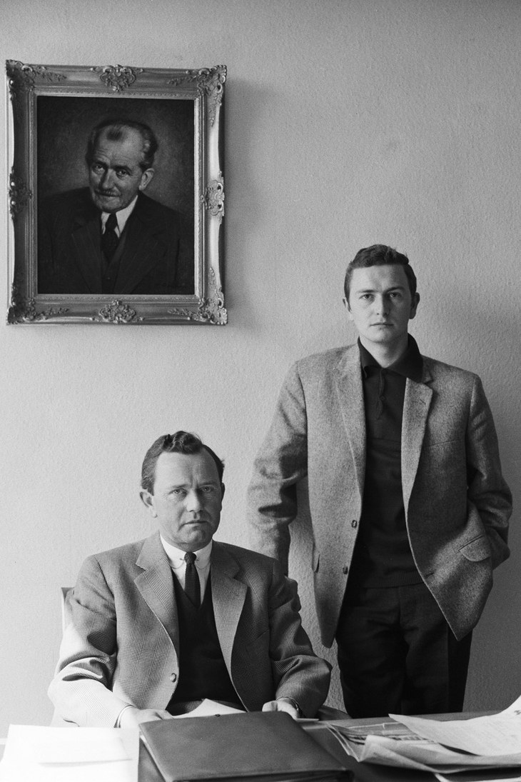 フェリー・ポルシェ（左）とフェルディナント・アレクサンダー・ポルシェ（右）。額縁に収まる写真は、フェルディナント・ポルシェのものである。1960年、フェリー・ポルシェのオフィスにて。
