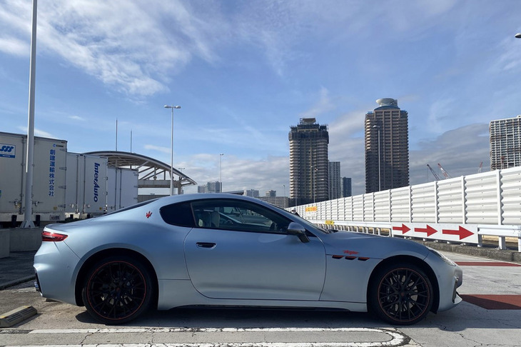 「グラントゥーリズモ トロフェオ75thアニバーサリー」のボディーサイズは全長×全幅×全高＝4965×1955×1410mmで、ホイールベースは2930mm。