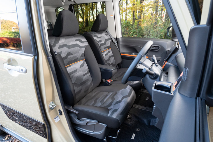 シート表皮のファブリックにははっ水加工を採用。今回の改良では助手席のロングスライド機構がオプション扱いとなり、同装備の非装着車には、収納ボックス付きのセンターアームレストが設けられるようになった。