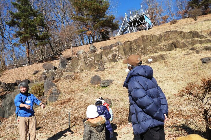 こちらの岩場はトライアル競技のコースにも使われているとか。開催日には「ハローウッズ」の広場が観客でいっぱいになるそうだ。それにしても、この斜面をバイクでよじ登るとか、世の中にはスゴい人がいるもんである。