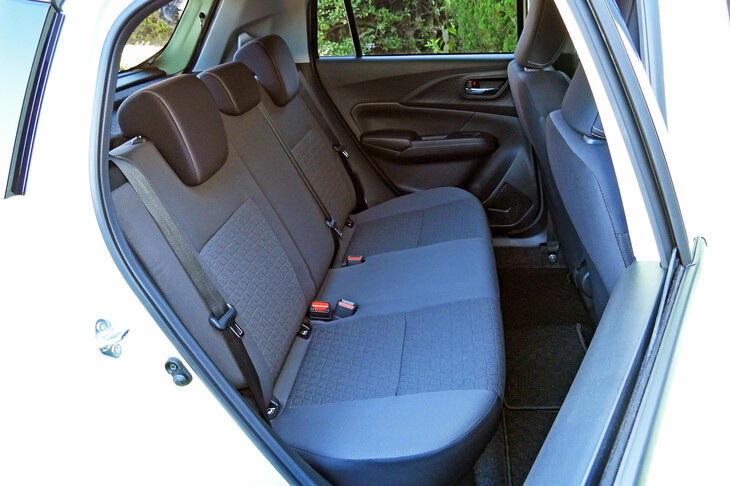 スズキ・スイフト ハイブリッドMZ（リアシート）