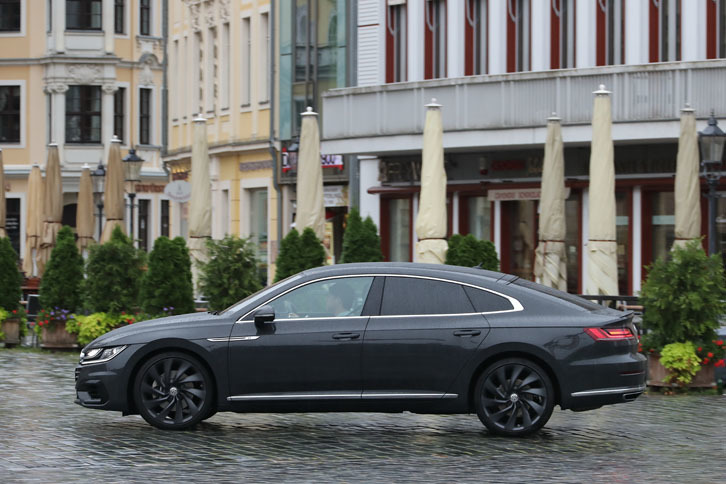 ボディーのスリーサイズは4862×1871×1450mm（日本仕様の数値は4865×1875×1435mm）。サイドウィンドウ全体をクロームで縁取ることで、エレガントさを演出している。