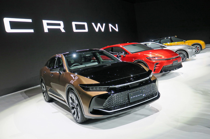2022年7月の発表会より、ステージ上に並べられた4モデルの新型「トヨタ・クラウン」。