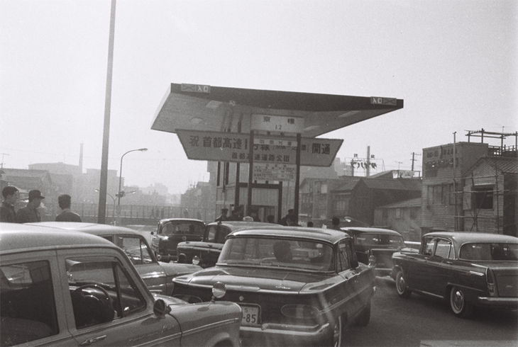 首都高速道路の歴史は、1962年に京橋－芝浦間が開通したことから始まる。名神高速のような都市間高速道路については欧州が発祥だが、首都高のように都市の内部を走る自動車専用道路というのは、実は日本の“発明”だった。
