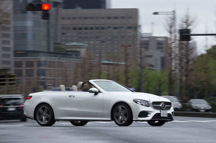 「メルセデス・ベンツEクラス カブリオレ」が日本に導入されたのは、2018年1月のこと。今回は中間グレードの「E200カブリオレ スポーツ」に試乗した。