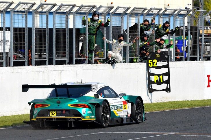 GT300クラスで勝利したNo.52 埼玉トヨペットGB GR Supra GTを、チームのメンバーが笑顔で迎える。