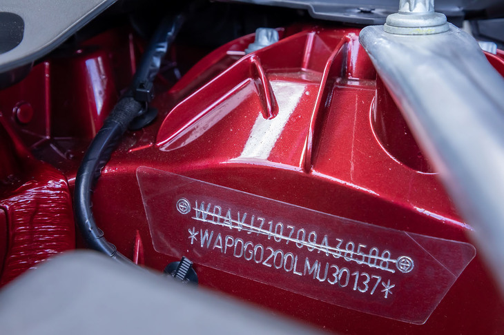 ドイツで一番小さな自動車メーカーであるアルピナ。エンジンルームにあるシャシーナンバーは、ベース車両からアルピナ固有のものへと書き換えられている。