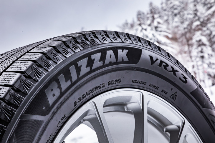 「ブリザックVRX3」のサイドウォールには、冬用タイヤとしての証しである「スノーフレークマーク」が刻印されている。左右非対称のサイド形状を採用し、ふらつきの抑制と高い直進安定性を実現したという。