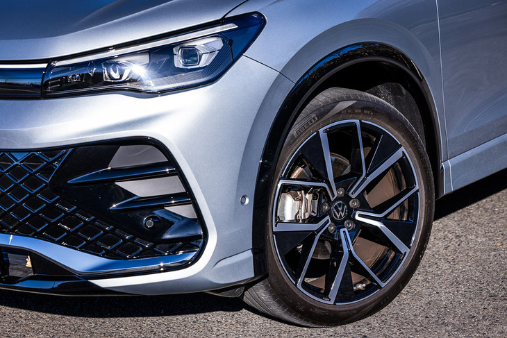 「eTSI Rライン」には、伸び側と縮み側の減衰力をそれぞれ別のバルブで制御する可変ダンピングシステムの「DCC Pro」が標準で装備される。今回の試乗車は同グレード専用の10本スポークデザインアルミホイールに、255/40R20サイズの「ピレリ・スコーピオン」タイヤを組み合わせていた。