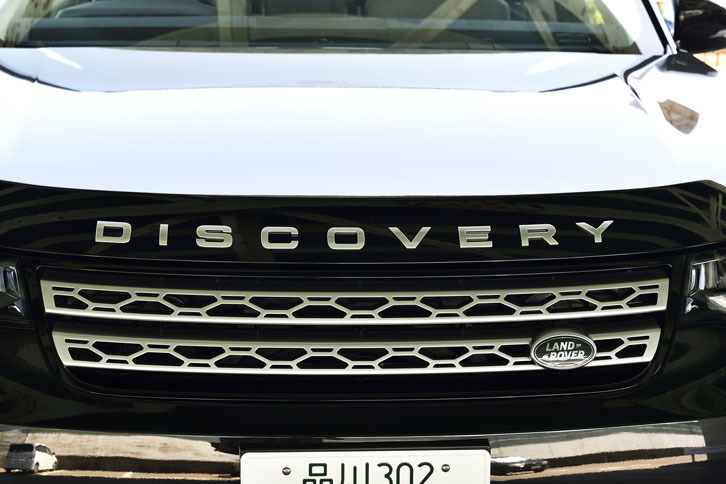 今回はガソリン仕様の上級グレード「HSEラグジュアリー」に試乗。車両価格は881万円。