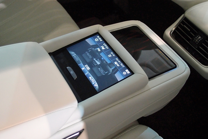 LS500h（リアシート用アームレスト）