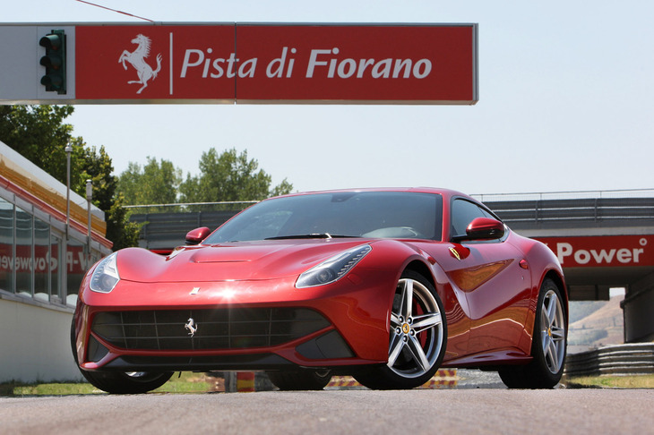 2012年に登場した「F12ベルリネッタ」。「599」と比べて、全体にちょっとシャープなイメージとなった。