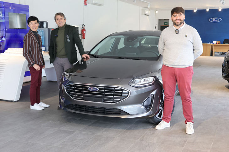 イタリア・シエナ県のフィアット販売店、アニョレッリのシエナ支店にて。左から筆者、セルジョ・リベラトーリ氏、マルコ・ボネッリ氏。2023年1月撮影。