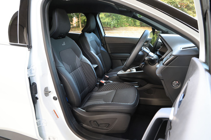 「エスプリ アルピーヌ」グレードがベースとなる限定車「リミテッド」にも、アルピーヌのロゴ入りの「バイオスキン＆ファブリックコンビシート」とブルーのラインが入ったシートベルトが標準で装備されている。