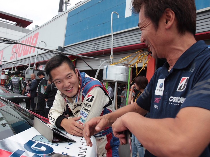 次はプロフェッショナルシリーズの予選です。後半にアタックをする予定だったため、メカニックさんのiPadで前半にアタックしている車両のタイムを確認。鈴鹿サーキットとツインリンクもてぎは、現地にいればアプリでセクタータイムまで見ることができるので、とっても便利です！