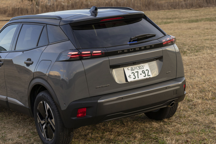リアコンビランプも新デザインに。「PEUGEOT」ロゴとナンバープレートの間にあったライオンエンブレムがなくなっている。