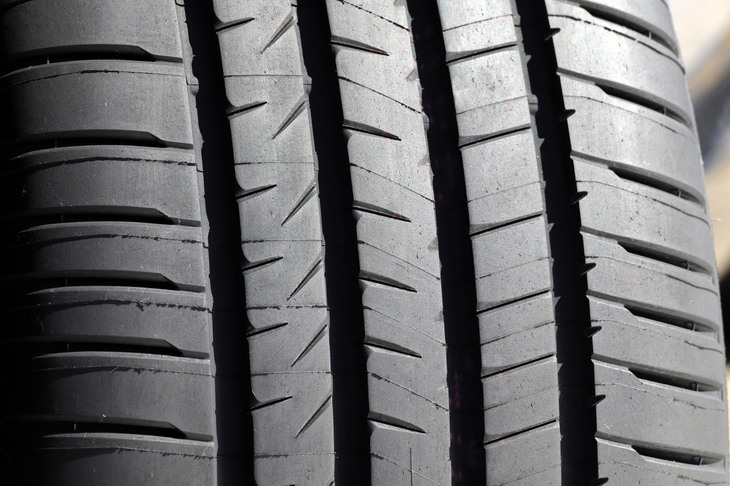 トレッドパターンでは、リブ（タイヤ中央に連なる帯状のブロック）のカドや各部の溝の端が、丸く面取りされている点に注目。前者にはリブ中央の接地圧を高めてウェットグリップ性を高める効果が、後者には制動時のブロックの変形を抑えてフラットな接地面を保つ効果がある。