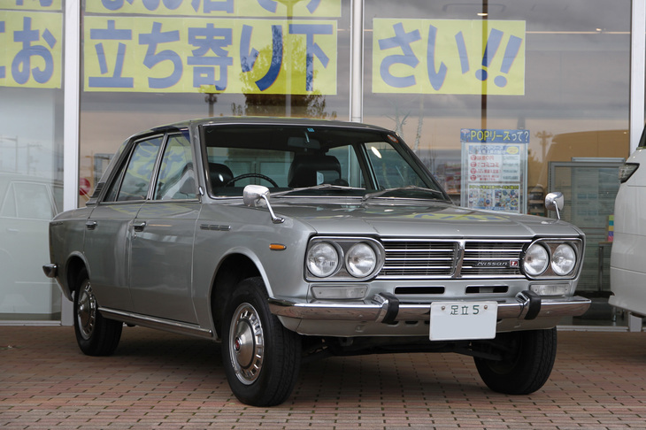 初代「ローレル」の基本形であるセダンの「1800デラックスB」。ボディーサイズは全長×全幅×全高＝4350×1605×1405mm、ホイールベース2620mmで、「510ブルーバード」（4120×1560×1400mm、2420mm）よりひとまわり大きかった。