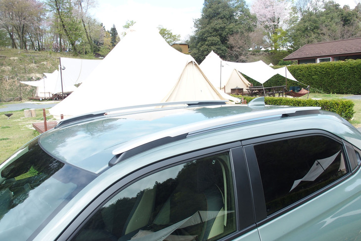 「e：HEV X HuNTパッケージ」にはルーフレールが標準で装備される。「ヴェゼル」のマイナーチェンジモデルでルーフレールが備わるのは、アウトドアテイストをセリングポイントとする同モデルのみ。