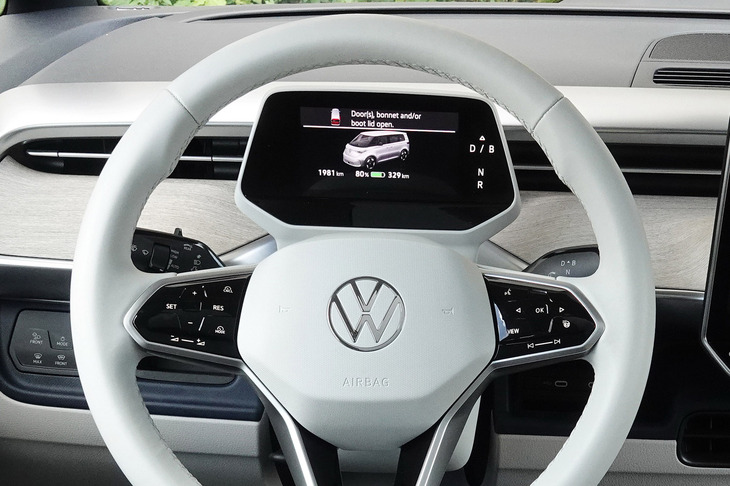 メーターパネルは5.3インチサイズのコンパクトな液晶表示式。ステアリングコラム右側に、レバー式のシフトセレクターが備わる。