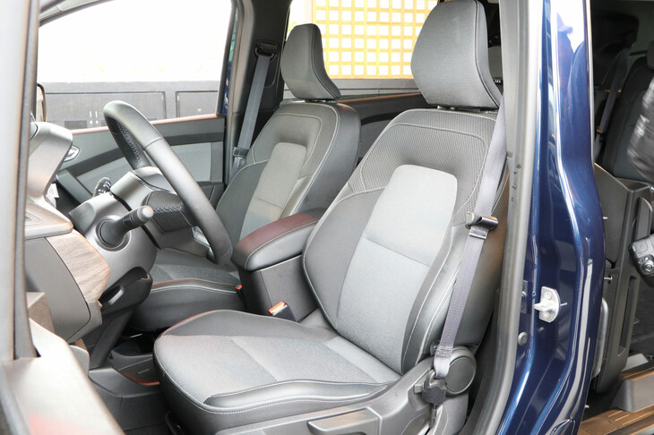 「ルノー・グラン カングー」のフロントシート。基本的には、標準車の「カングー」と同様のつくりのようだ。