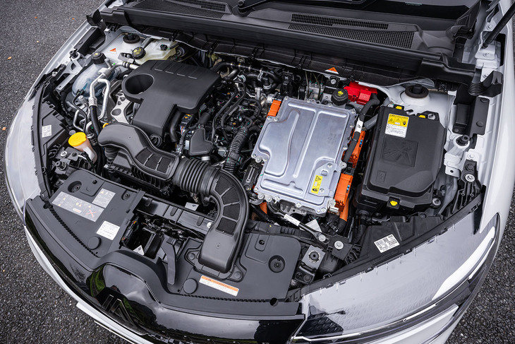 最高出力94PSの1.6リッター直4エンジンに同49PSのメインモーターと同20PSのサブモーターを組み合わせる「E-Techフルハイブリッド」。