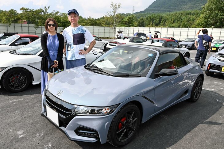 千葉県から参加してきた吉田浩司さん夫妻。「このクルマを買うまで紆余（うよ）曲折がありました。天から降りてきたように手に入りました。長く乗るつもりです」と浩司さん。「ちょっと暑かったけど楽しい！ 開発者さんの話も聞けて、クルマのことがよくわかりますね」と奥さま。