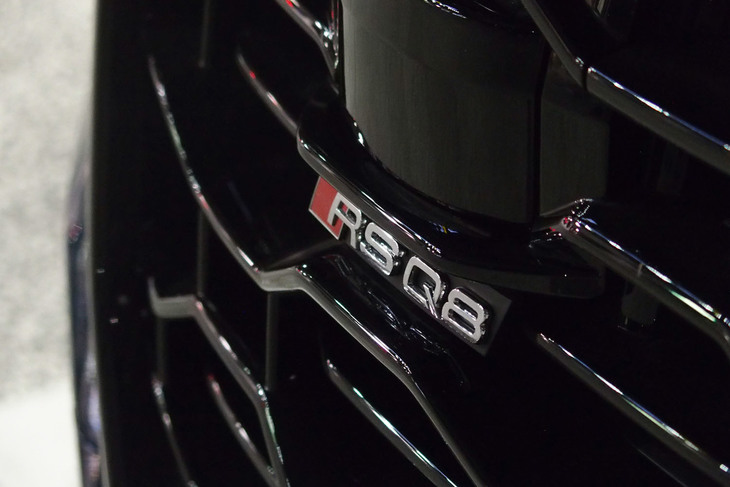 グロスブラック仕上げのフロントグリルに備わる「RS Q8」のエンブレム。試乗車はオプションの「カーボン／グロスブラックスタイリングパッケージ」が選択されており、イケメンぶりに磨きがかかっていた。