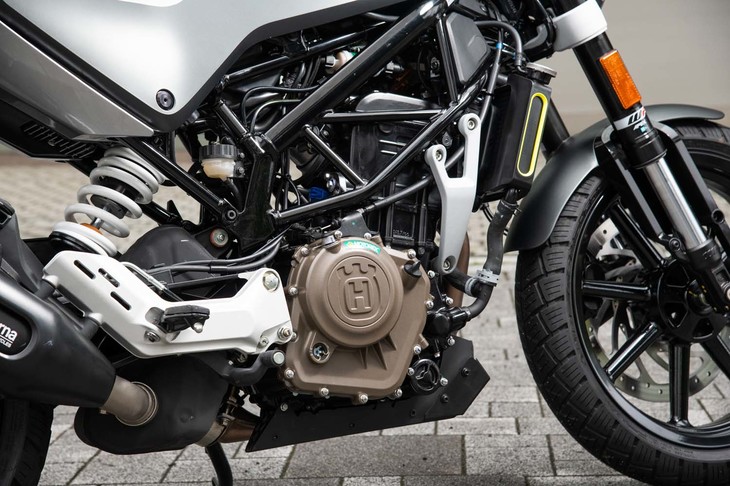 軽量・高剛性なトレリスフレームに抱かれたエンジンは249ccの単気筒。滑らかな回転フィールを持ち味としている。