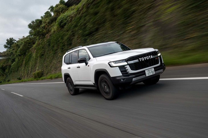 前後のスタビライザーを電子制御で切ったりつないだりする「E-KDSS」は「GRスポーツ」の専用装備となっている。