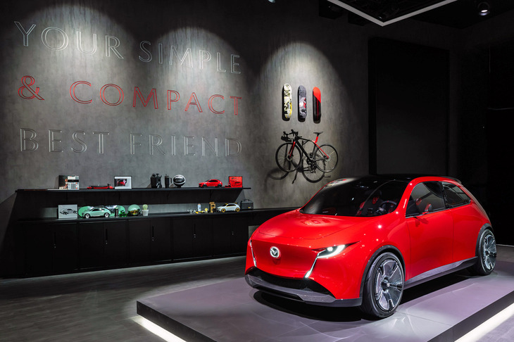 こちらもジャパンモビリティショーで発表された「ビジョンXコンパクト」。丸いフォルムが愛嬌（あいきょう）を感じさせるコンパクトハッチバックだ。