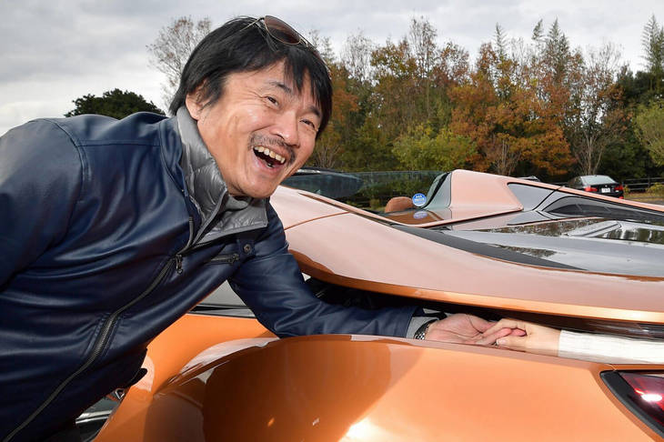 「BMW i8ロードスター」の割れ目で、手をつないでみた。（写真＝池之平昌信）