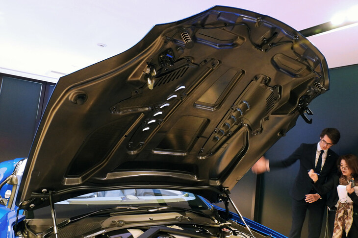 アストンマーティン・ヴァンキッシュ ヴォランテ（カーボンボンネット）