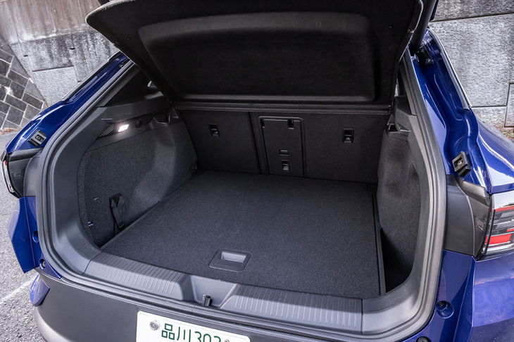 荷室の容量は543リッター。背もたれをすべて前に倒すと、荷室容量を1575リッターに拡大できる。足の動きでリアゲートの開閉が行えるイージーオープン＆イージークローズ機能付きパワーテールゲートは標準装備となるアイテム。