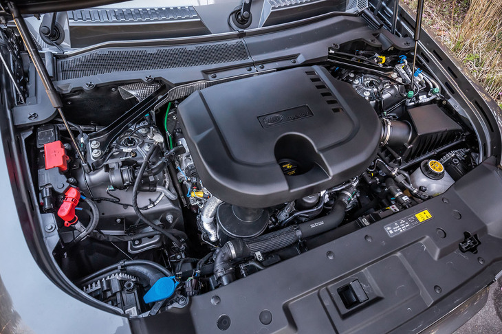 最高出力300PS、最大トルク650N・mを発生する3リッター直6ディーゼルターボエンジンに、同18PS、同42N・mの48Vベルト駆動スターター兼発電機を備えたマイルドハイブリッドシステムが組み込まれている。