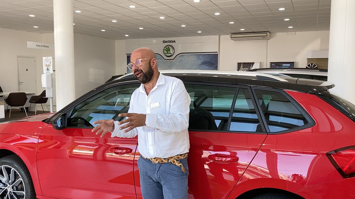 「普段お客さんに接するようにお願いします」とのリクエストに応えてくれたセールスパーソン、マッシミリアーノ氏（以下、撮影のためマスクを外しています）。