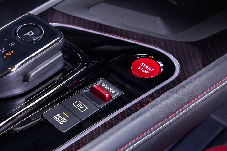 プッシュパワースタータースイッチやドライブモードセレクターは、レッドの「ノート オーラNISMO」専用アイテムに変更されている。カーボン調のセンターコンソールパネルやレッドのトリムステッチも、インテリアにおいて目を引くポイントだ。