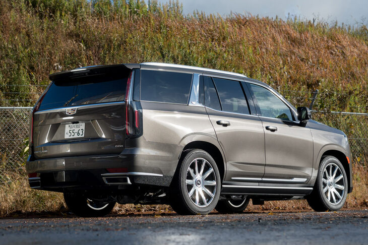 今日におけるキャデラックの最上級モデル「エスカレード」。試乗車は2021年モデルで、取材直後に発表された2022年モデルでは、写真の車体色「ダークモカメタリック」は廃止されてしまった。