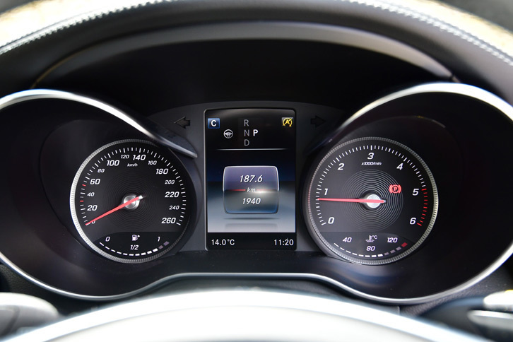 シンプルなデザインの2眼式メーター。中央にはマルチファンクションディスプレイが備わる。