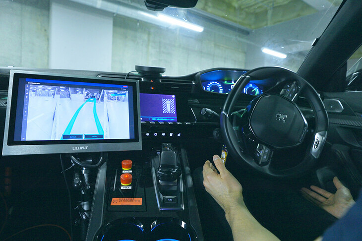 「パレットガレージアシストシステム」では、近距離カメラで撮影した画像を外部リソースに転送。AIがパレットの位置と向きを検出する。計算された出力データは、車両のECUや駆動システムに転送され、それをもとにステアリングやアクセル、ブレーキが自動で操作される。