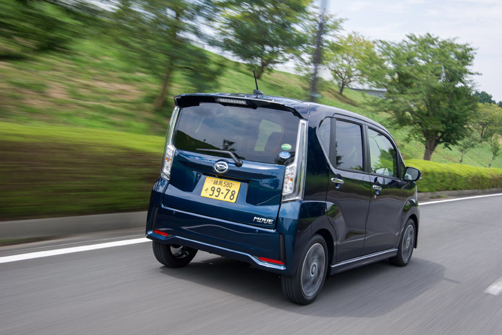 上部のふらつきを抑え、小型車並みの安定した走りを追求したという現行型「ムーヴ」。空力性能の改善も図られており、Cd値は先代モデルより10％低くなっている。